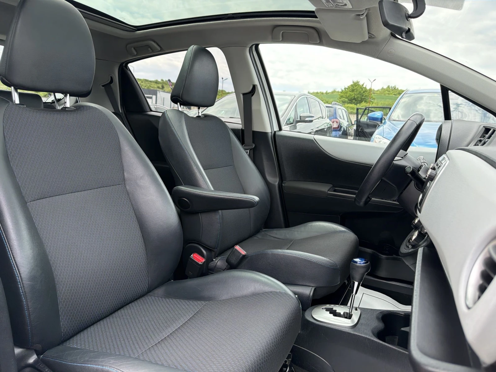 Toyota Yaris 1.5 Hybrid LOUNGE / PANORAMA / NAVI / 1 СОБСТВЕНИК, снимка 8 - Автомобили и джипове - 54621703