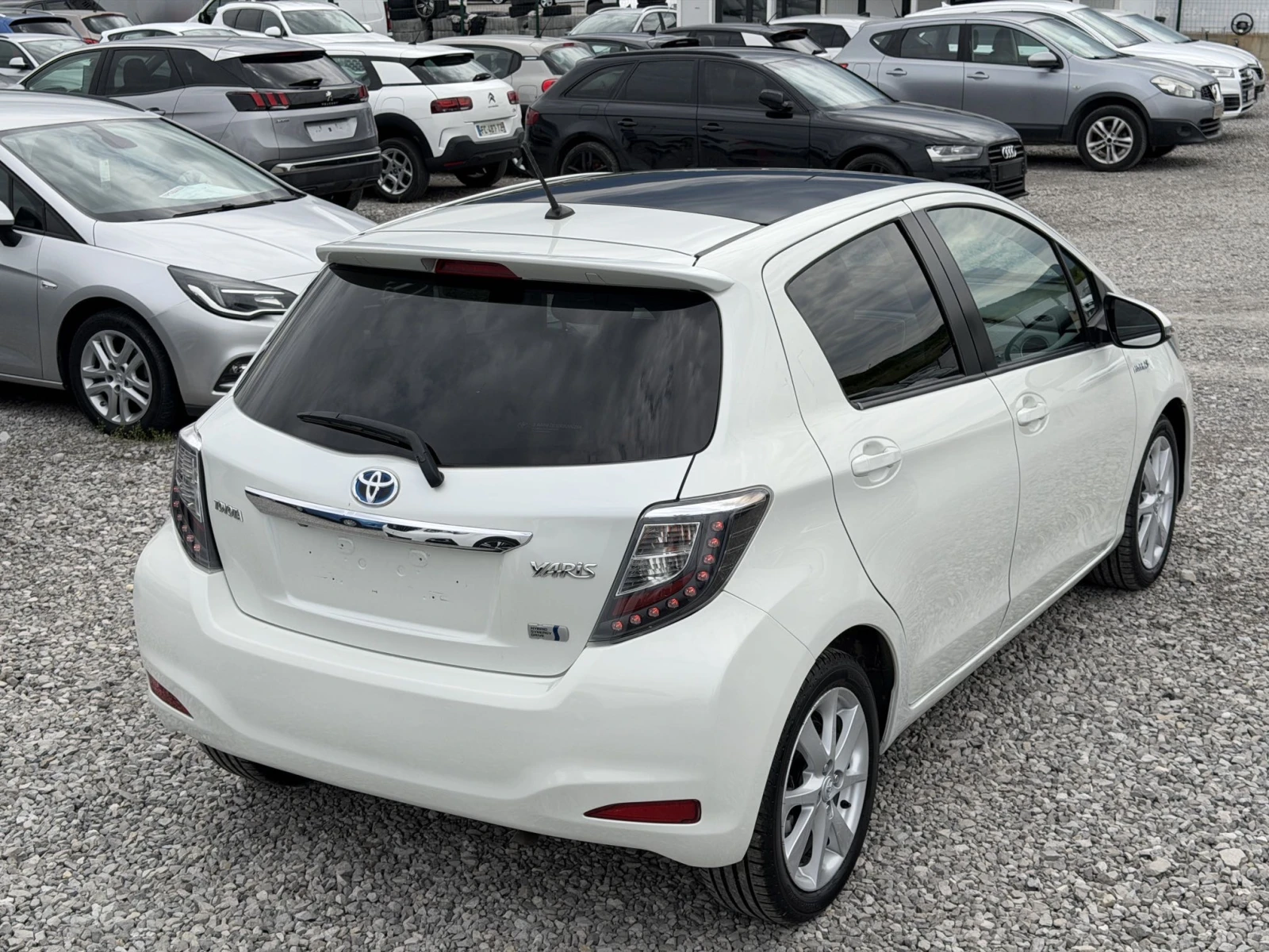 Toyota Yaris 1.5 Hybrid LOUNGE / PANORAMA / NAVI / 1 СОБСТВЕНИК, снимка 3 - Автомобили и джипове - 54621703