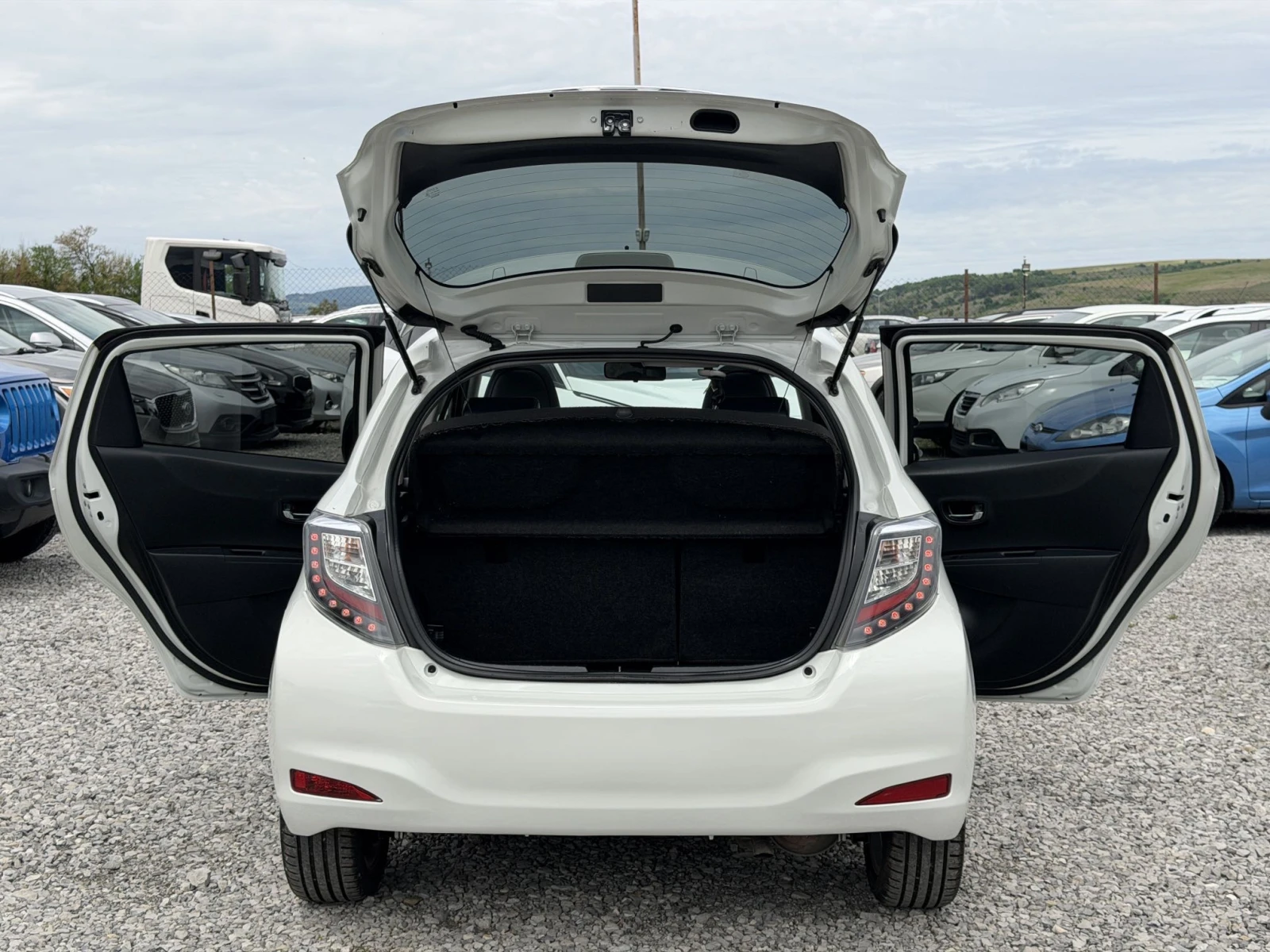 Toyota Yaris 1.5 Hybrid LOUNGE / PANORAMA / NAVI / 1 СОБСТВЕНИК, снимка 10 - Автомобили и джипове - 54621703