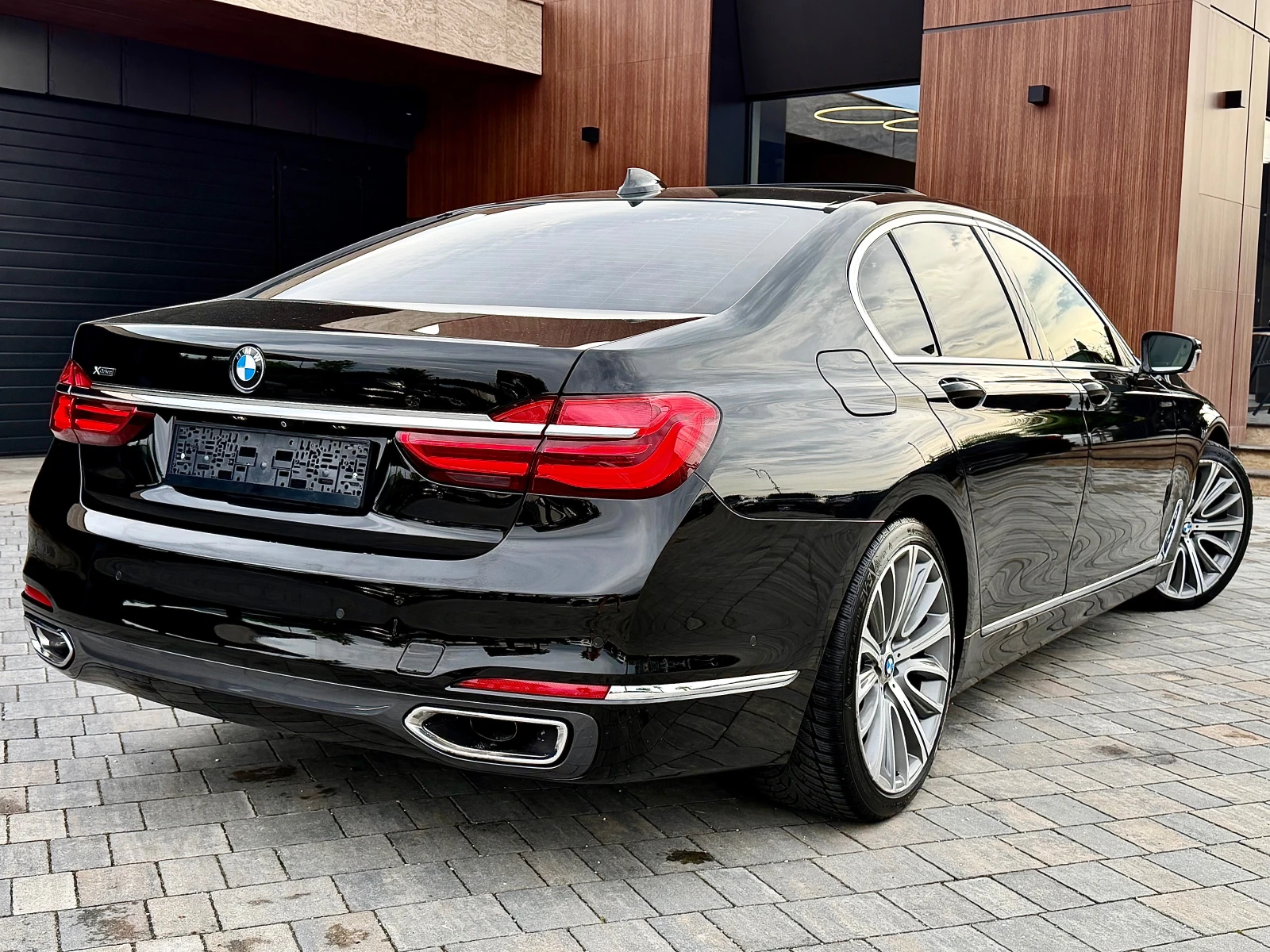 BMW 730 d xDrive * 3xTV* OBDUH* VAKUM#DiS#Cam360* HUD* Key, снимка 2 - Автомобили и джипове - 54906755