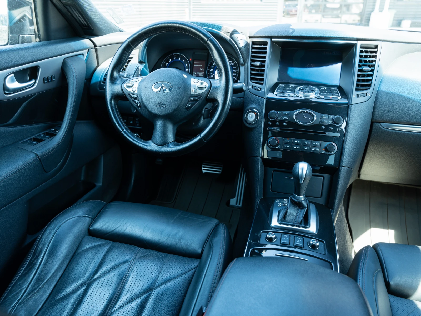 Infiniti QX70 5.0 S Premium - изображение 8