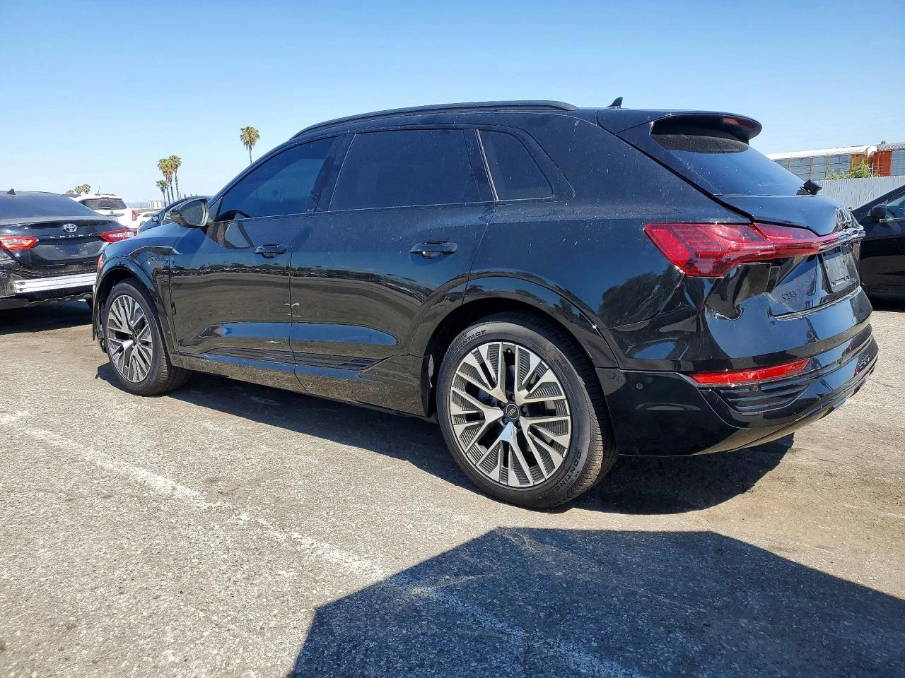 Audi Q8 E-Tron Premium Plus, снимка 2 - Автомобили и джипове - 55877218