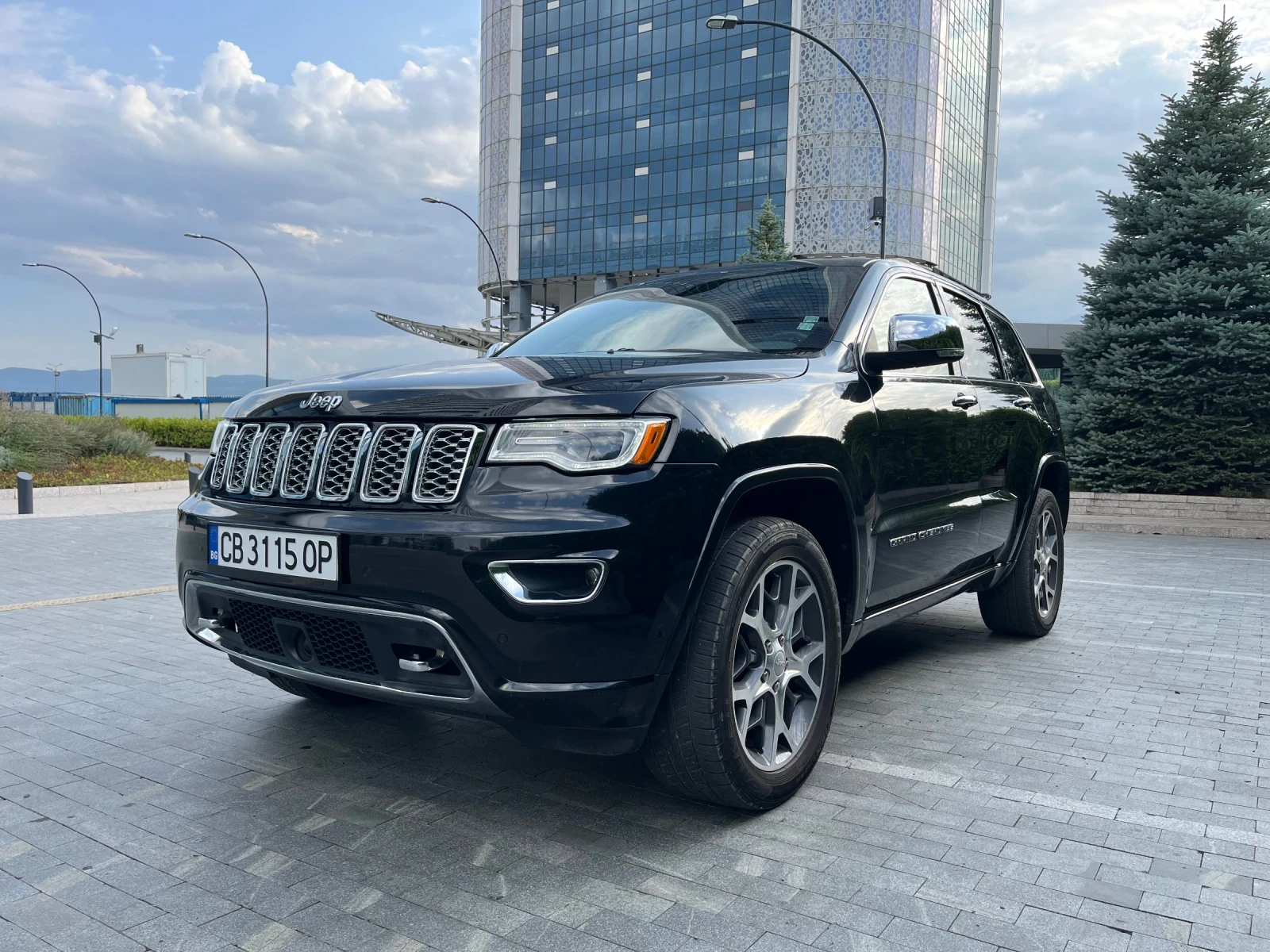 Jeep Grand cherokee Overland, снимка 3 - Автомобили и джипове - 55954318