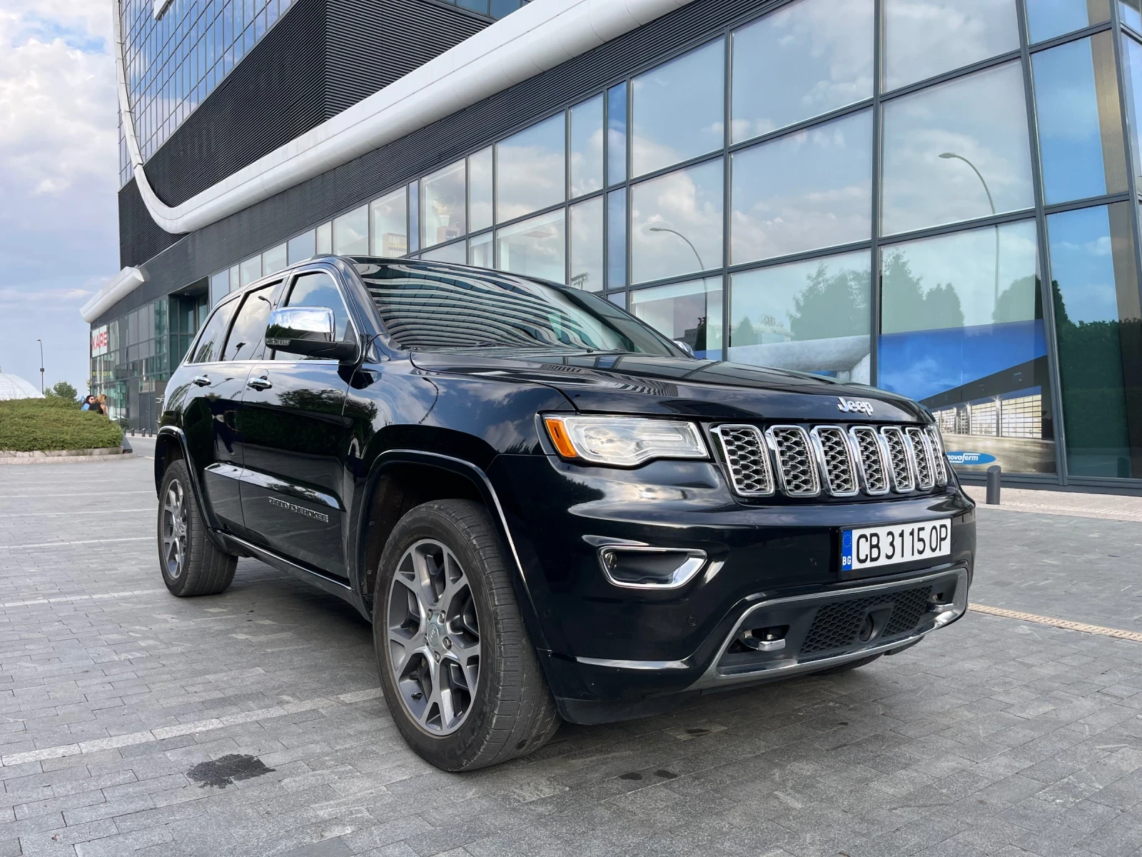 Jeep Grand cherokee Overland, снимка 4 - Автомобили и джипове - 55954318