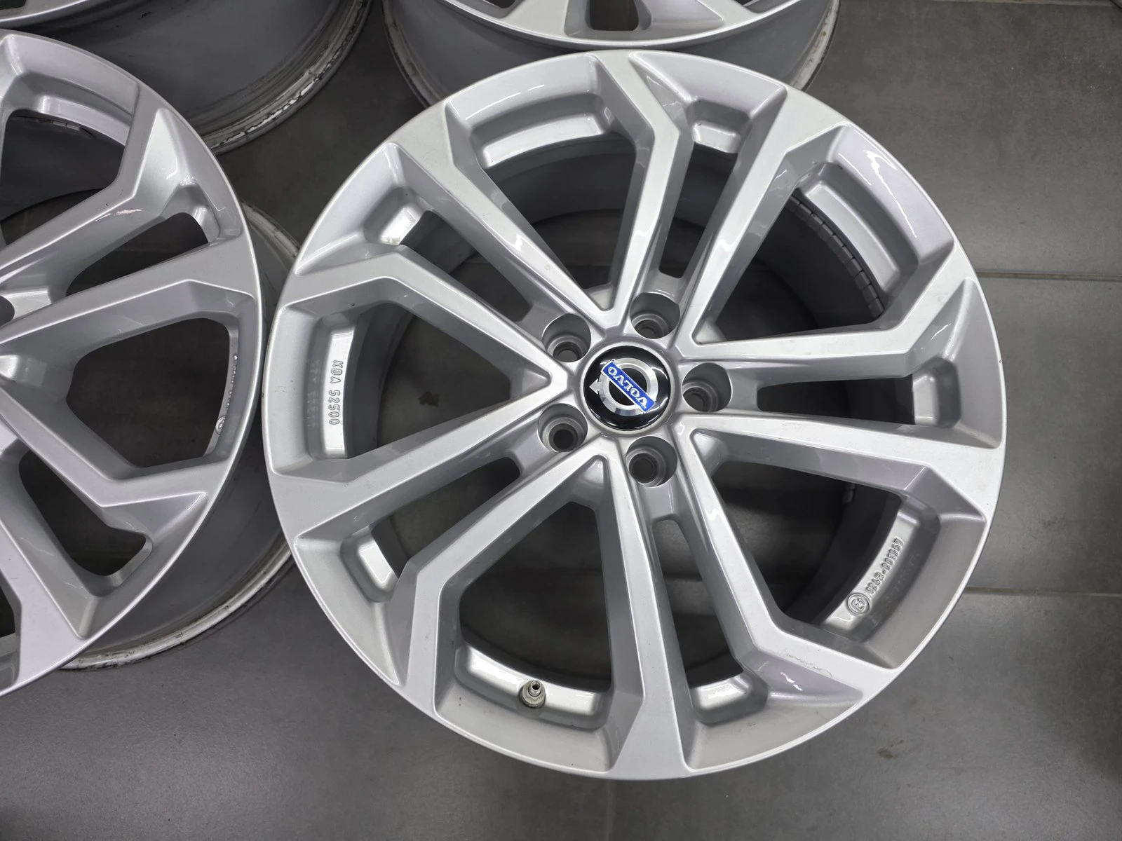 Джанти за Volvo, снимка 3 - Гуми и джанти - 56718161