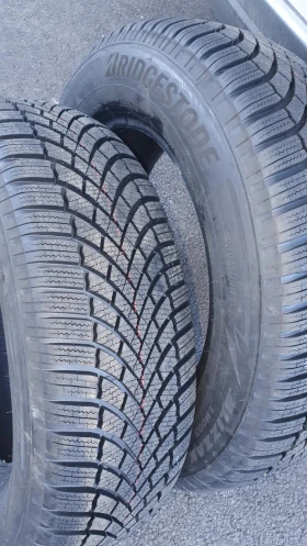 Гуми Зимни 235/65R17, снимка 1 - Гуми и джанти - 48392882