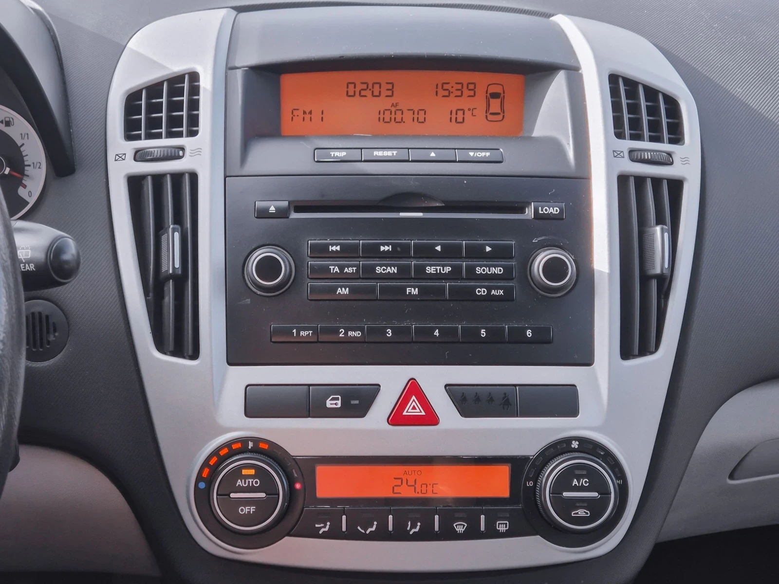 Kia Ceed 2.0 CRDI  Комби Ръчка - изображение 8