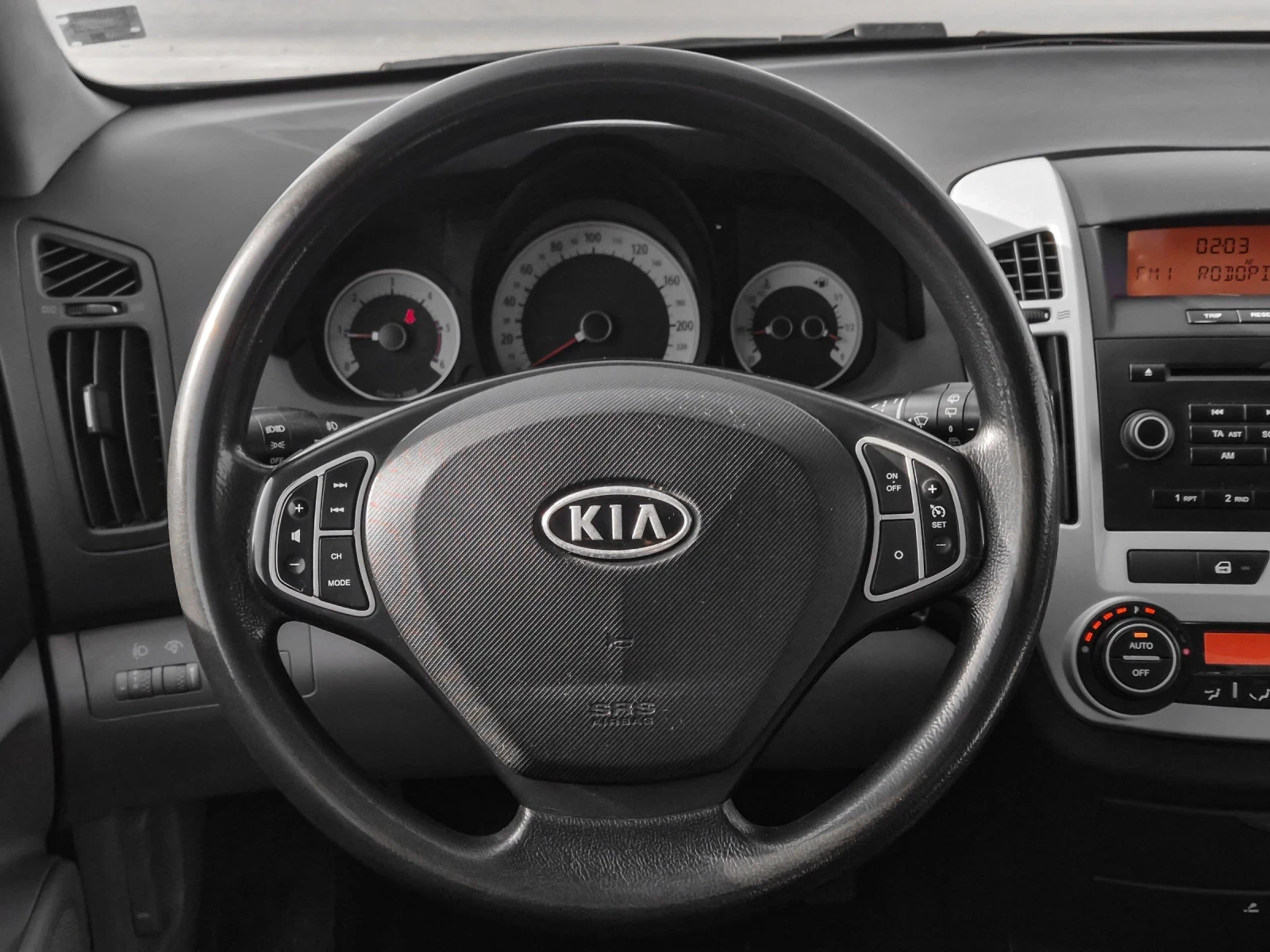 Kia Ceed 2.0 CRDI  Комби Ръчка - изображение 7