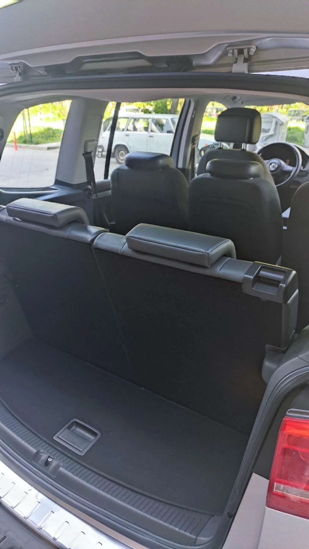 VW Touran, снимка 8 - Автомобили и джипове - 54229100