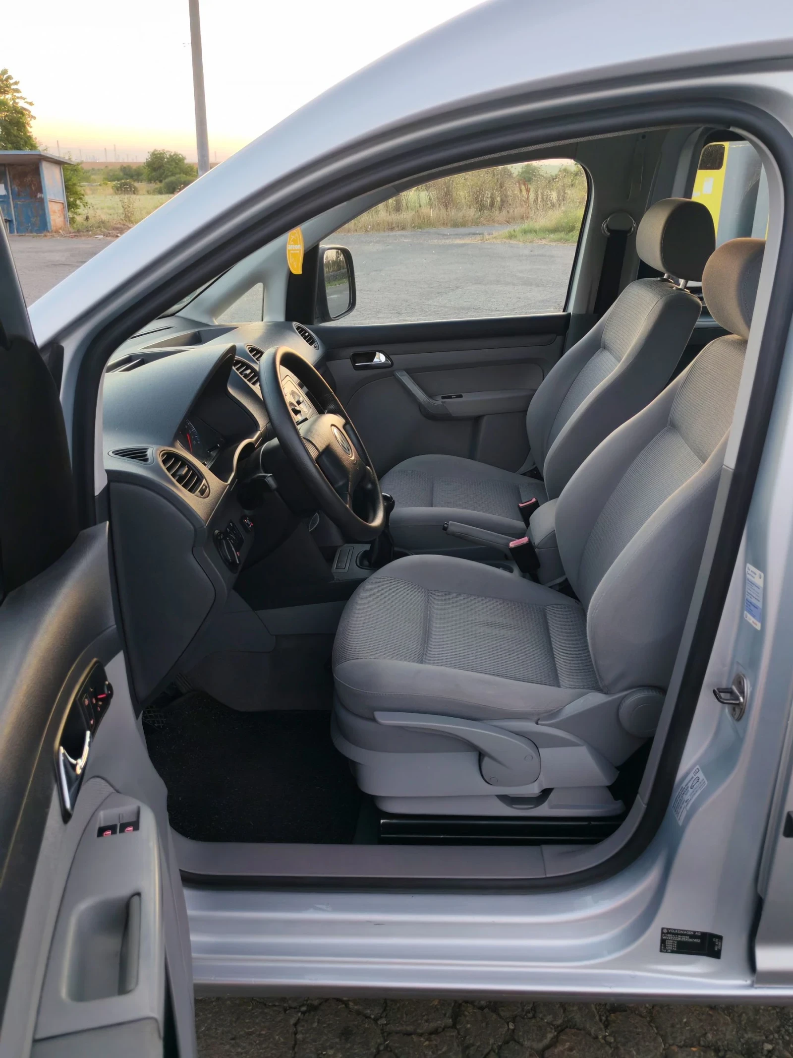 VW Caddy LIFE 1.6I ГАЗ /ОБСЛУЖЕН /, снимка 7 - Автомобили и джипове - 55076253