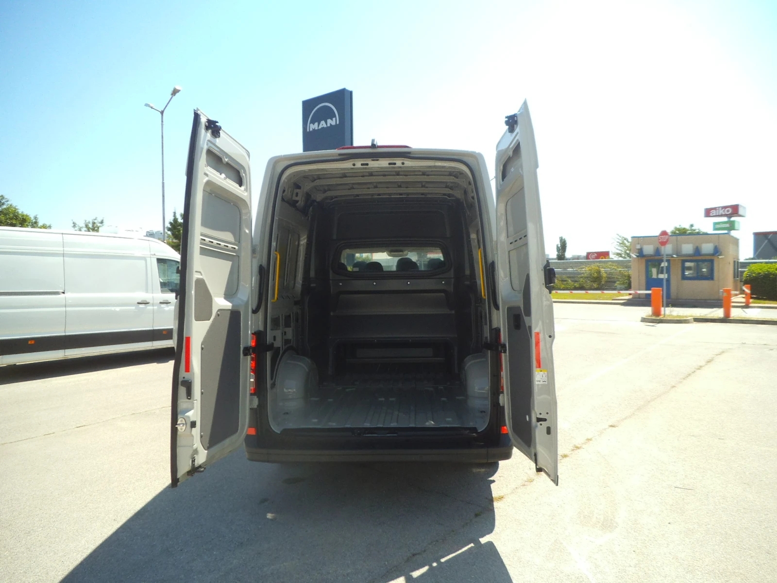 Man TGE 3.140 бус - 6+ 1 местен , снимка 5 - Бусове и автобуси - 55429666