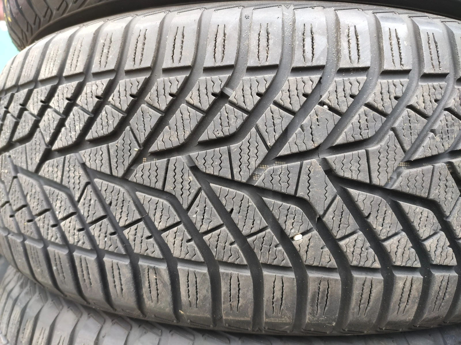 Гуми Зимни 235/55R19, снимка 4 - Гуми и джанти - 54655286