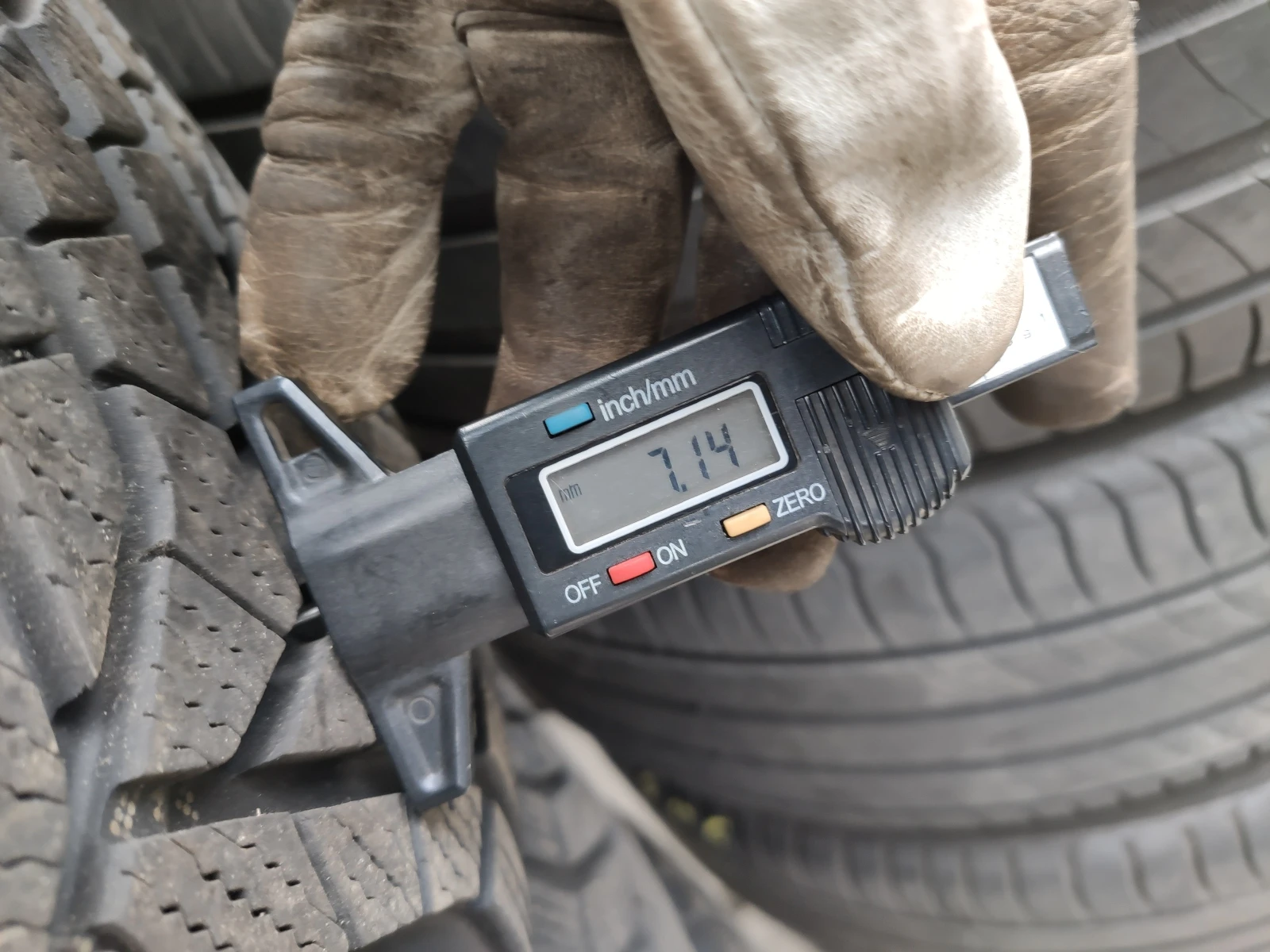 Гуми Зимни 235/55R19, снимка 8 - Гуми и джанти - 54655286