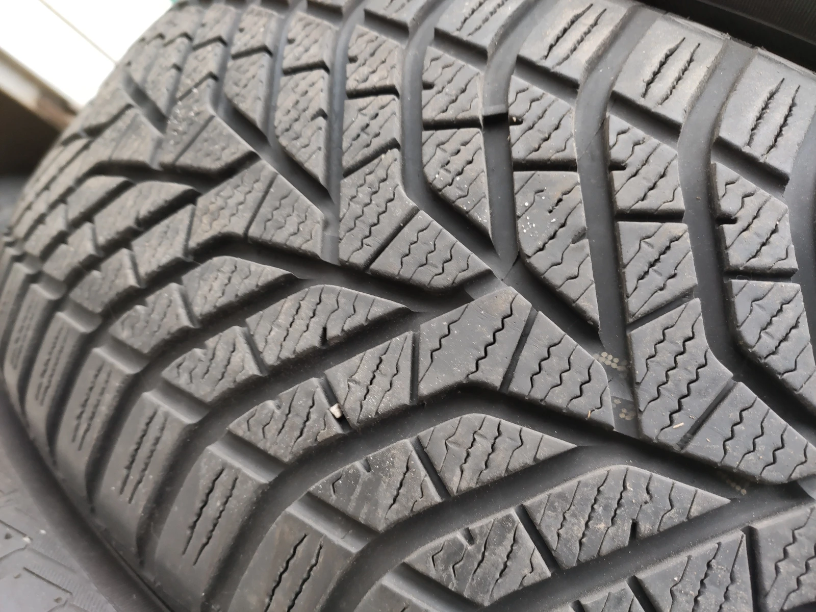 Гуми Зимни 235/55R19, снимка 2 - Гуми и джанти - 54655286
