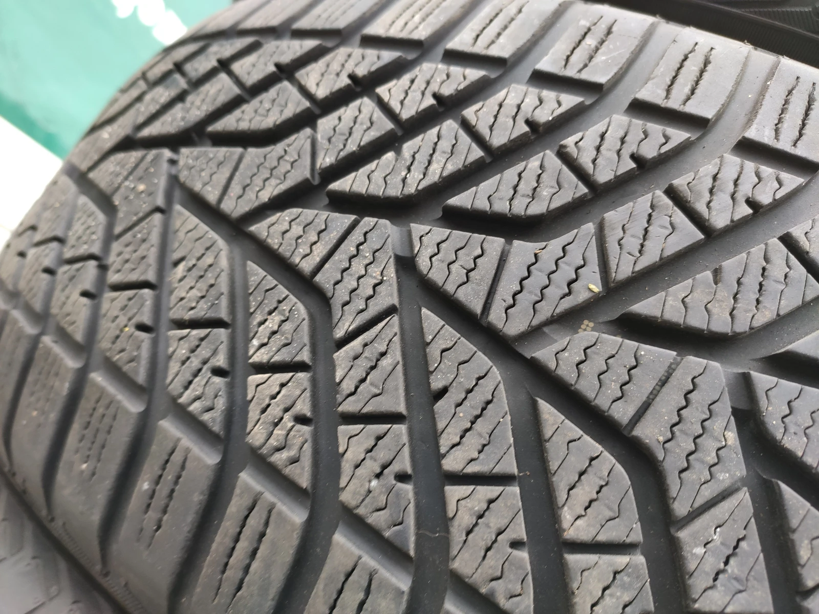 Гуми Зимни 235/55R19