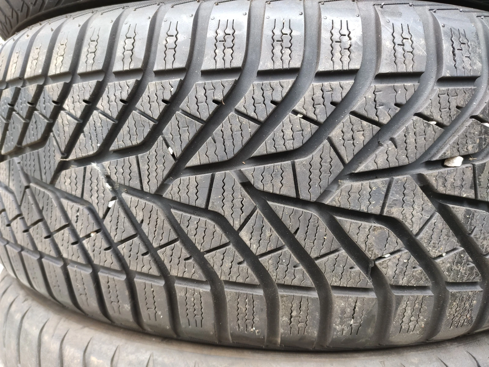 Гуми Зимни 235/55R19, снимка 6 - Гуми и джанти - 54655286