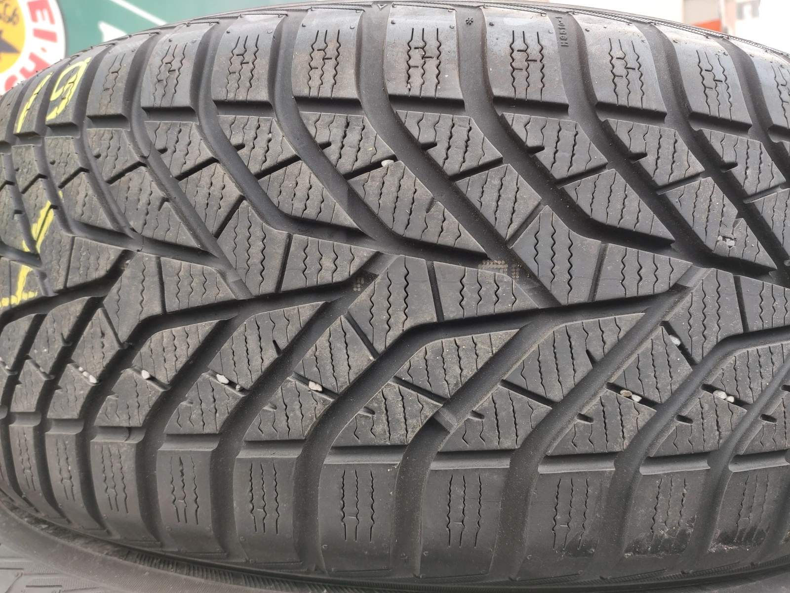 Гуми Зимни 235/55R19, снимка 3 - Гуми и джанти - 54655286
