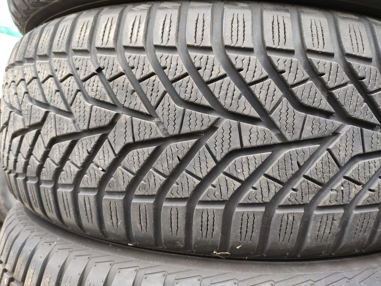 Гуми Зимни 235/55R19, снимка 5 - Гуми и джанти - 54655286
