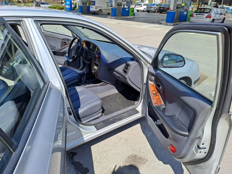 Hyundai Elantra, снимка 12 - Автомобили и джипове - 48210401