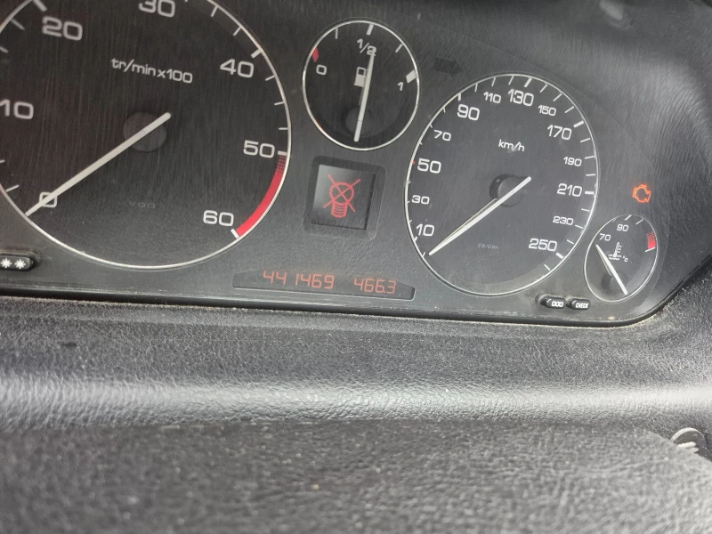 Peugeot 607 Автомобилът се  продава с комплект нови зимни гуми, снимка 13 - Автомобили и джипове - 52336216