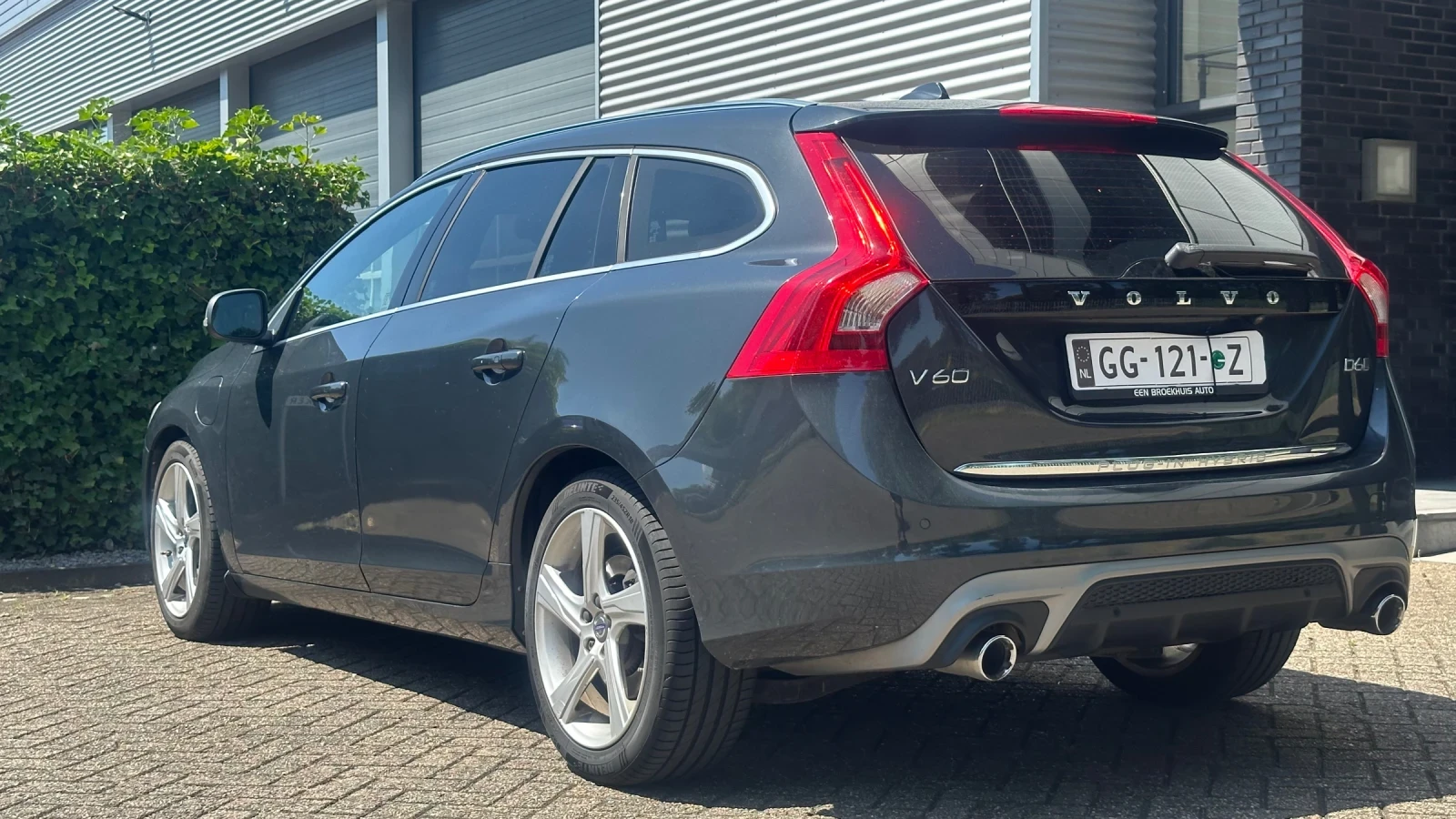 Volvo V60 2.4 D6 R-Design Twin Engine Plug-in Hybrid AWD  - изображение 3