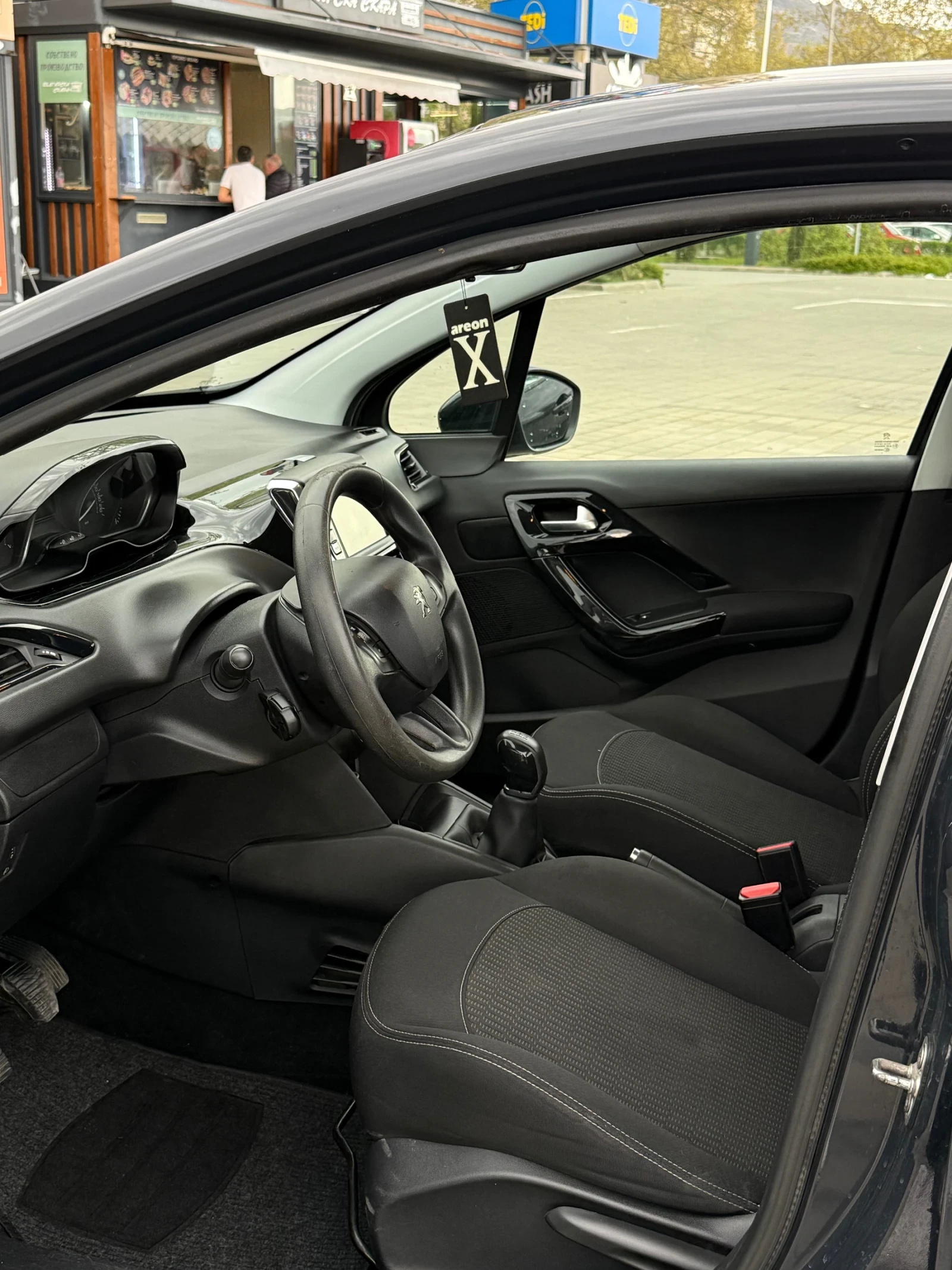 Peugeot 208, снимка 11 - Автомобили и джипове - 54313769