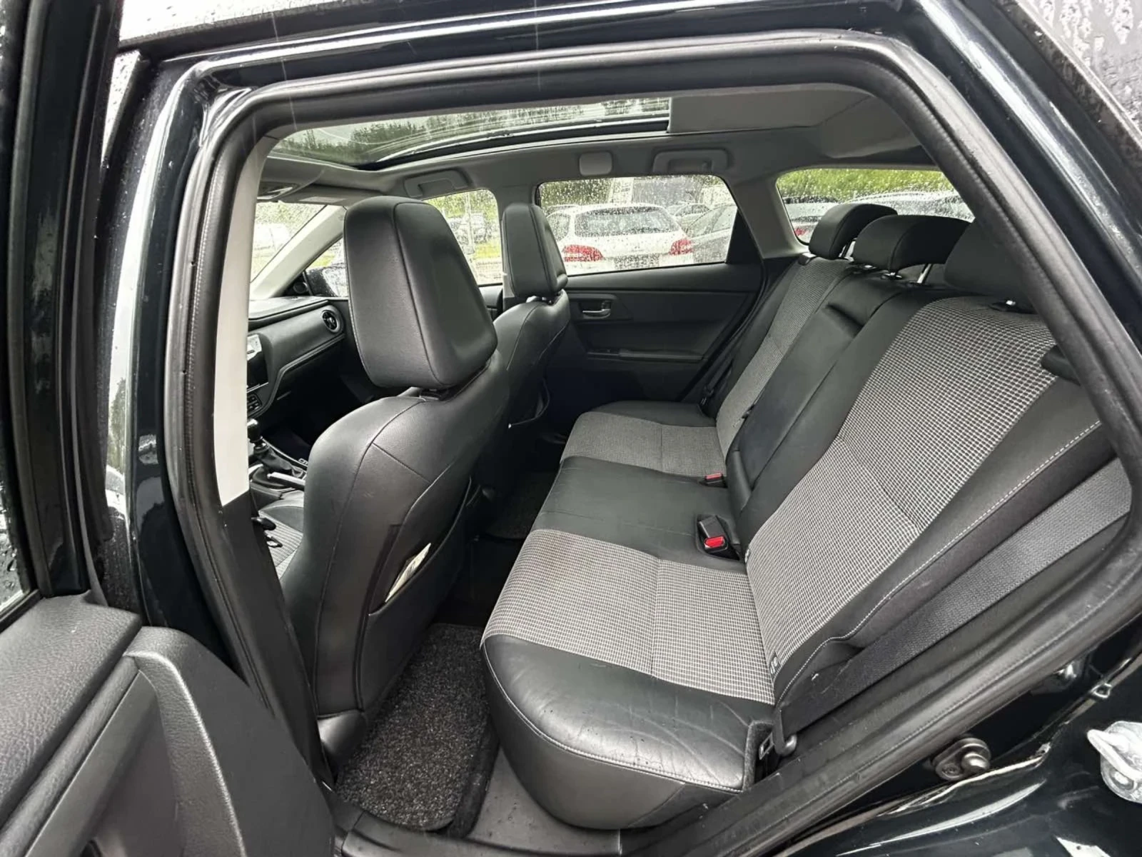 Toyota Auris 1.6 D4D, снимка 8 - Автомобили и джипове - 54370528