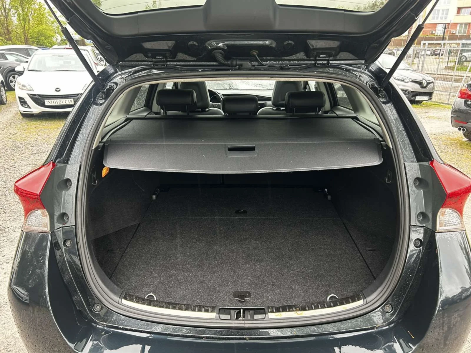 Toyota Auris 1.6 D4D, снимка 9 - Автомобили и джипове - 54370528