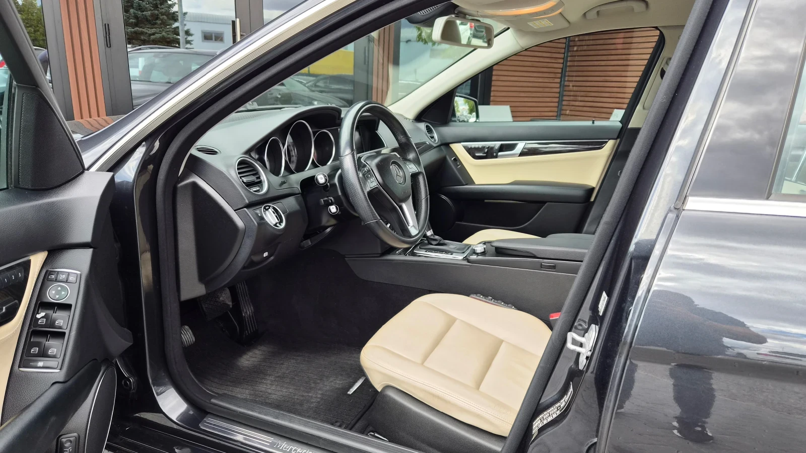 Mercedes-Benz C 300 4 Matic Памет* Масаж* Камера, снимка 8 - Автомобили и джипове - 56210696