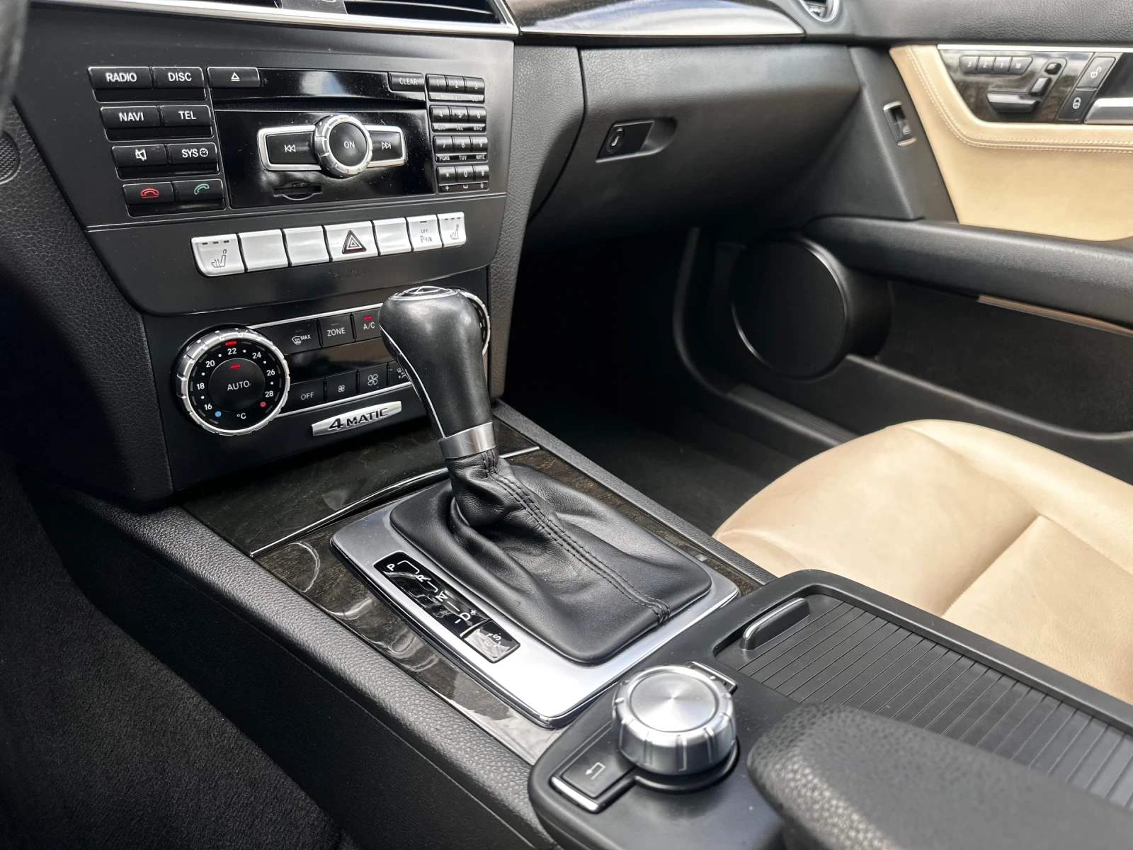 Mercedes-Benz C 300 4 Matic Памет* Масаж* Камера, снимка 12 - Автомобили и джипове - 56210696