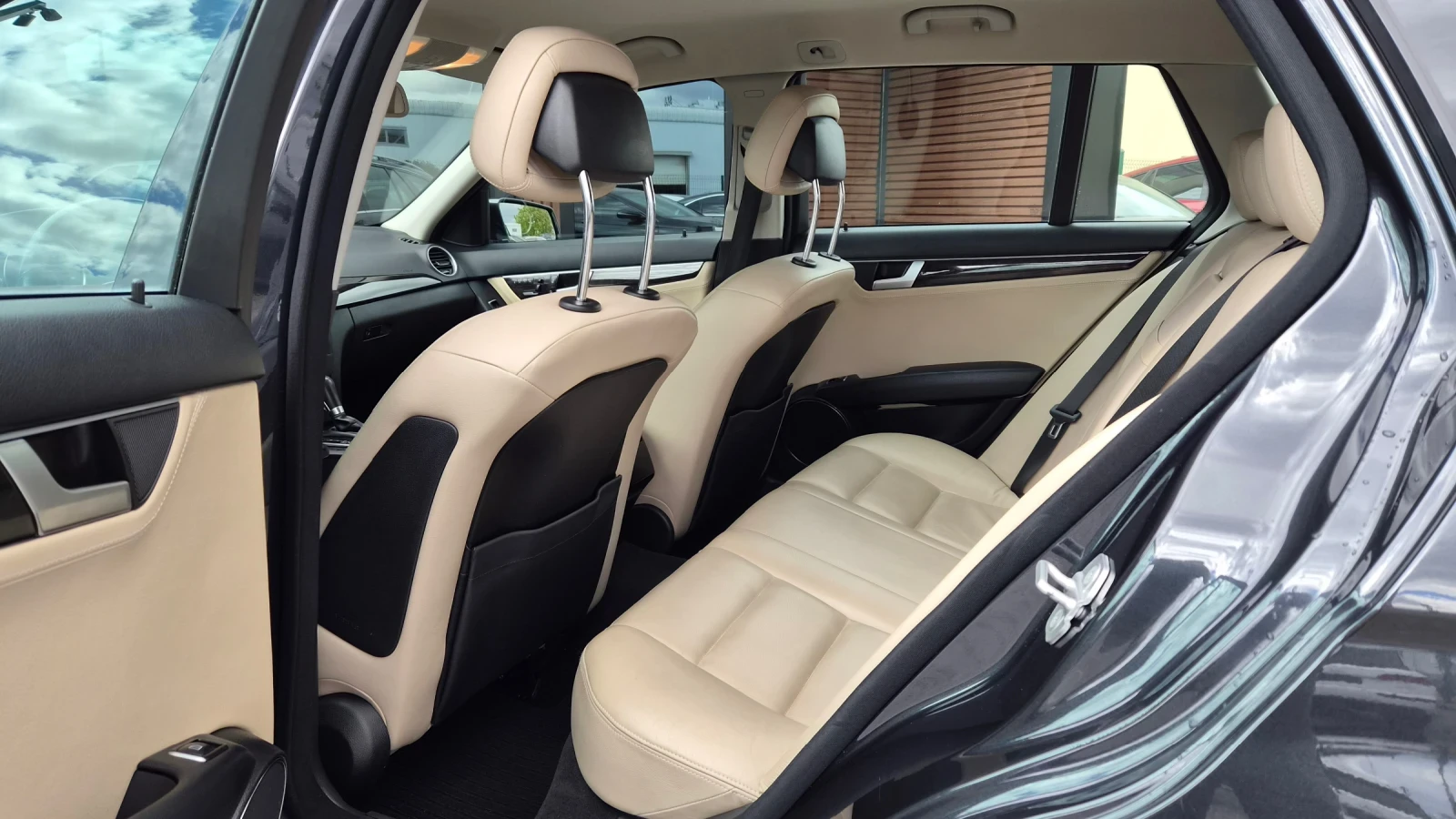 Mercedes-Benz C 300 4 Matic Памет* Масаж* Камера, снимка 9 - Автомобили и джипове - 56210696