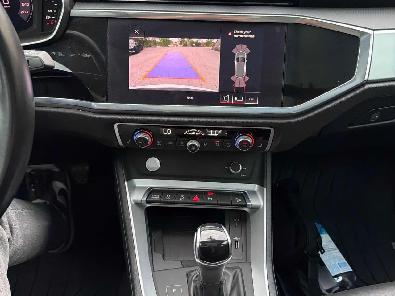 Audi Q3 | Komfort | DISTRONIC | CARFAX | ПАНОРАМА | , снимка 9 - Автомобили и джипове - 54695357