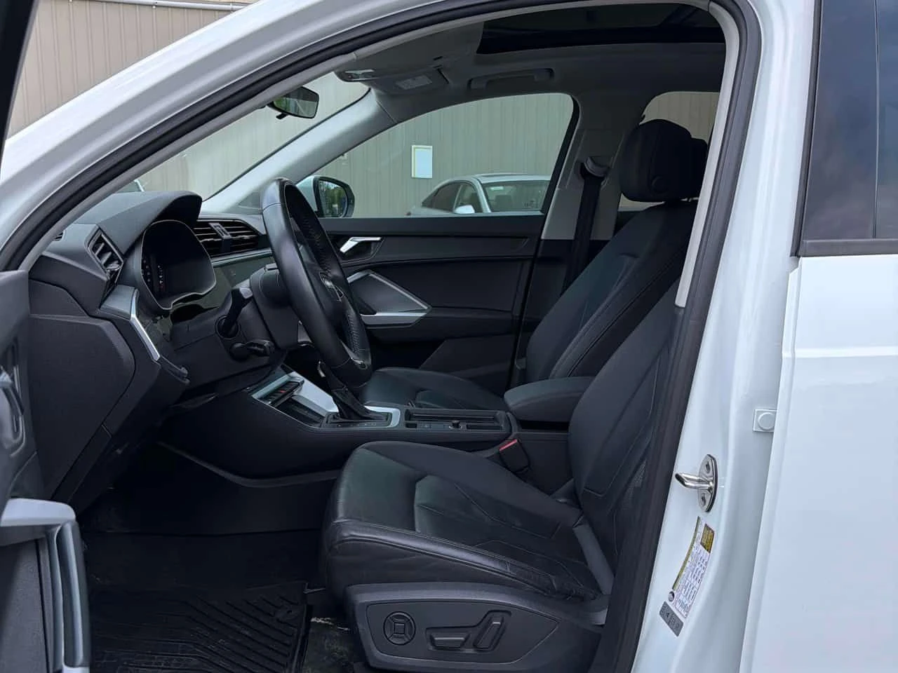 Audi Q3 | Komfort | DISTRONIC | CARFAX | ПАНОРАМА | , снимка 14 - Автомобили и джипове - 54695357
