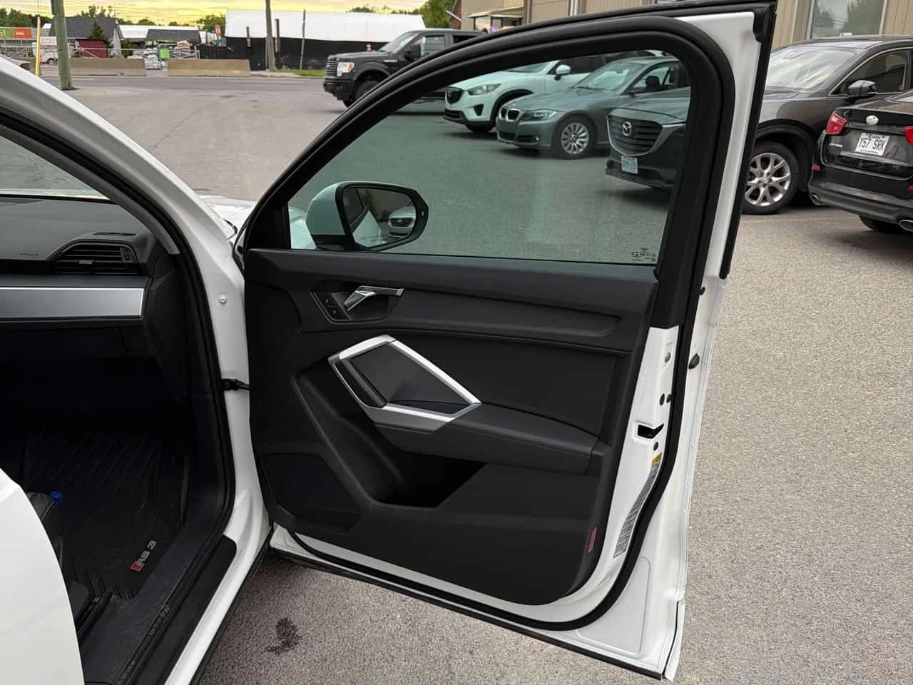Audi Q3 | Komfort | DISTRONIC | CARFAX | ПАНОРАМА | , снимка 11 - Автомобили и джипове - 54695357