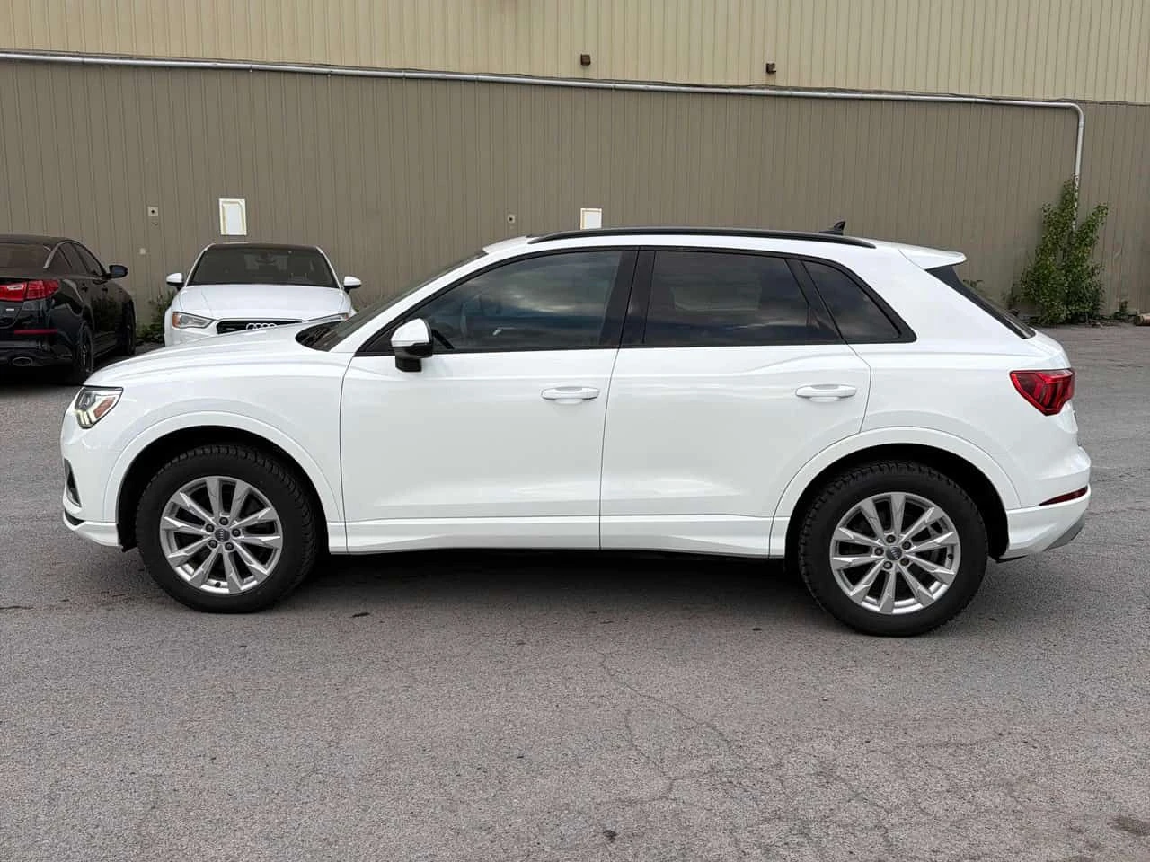 Audi Q3 | Komfort | DISTRONIC | CARFAX | ПАНОРАМА | , снимка 2 - Автомобили и джипове - 54695357
