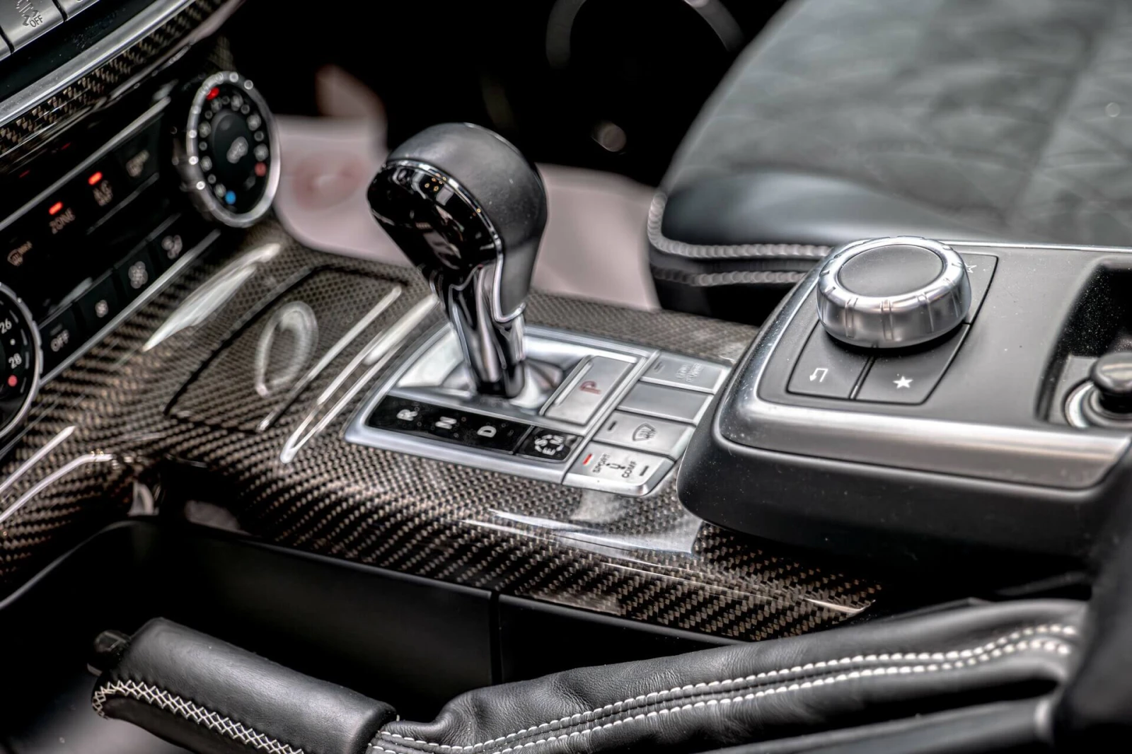Mercedes-Benz G 500 4x4?/Designo/Carbon/Harman Kardon/Обдухване/Камера, снимка 12 - Автомобили и джипове - 54717841