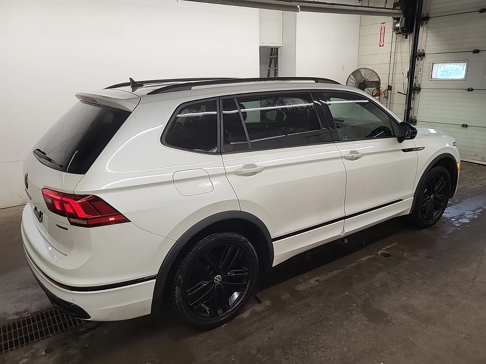 VW Tiguan * COMFORTLINE R LINE BLACK EDITION * CARFAX * БЕЗ , снимка 3 - Автомобили и джипове - 55993451