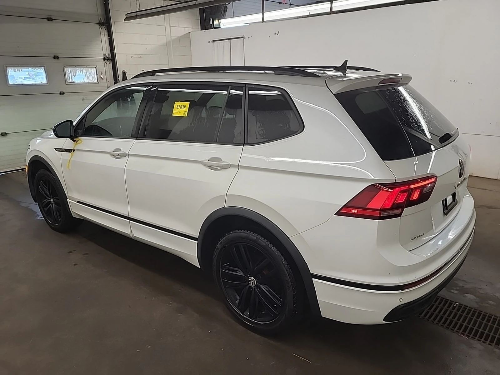 VW Tiguan * COMFORTLINE R LINE BLACK EDITION * CARFAX * БЕЗ , снимка 4 - Автомобили и джипове - 55993451