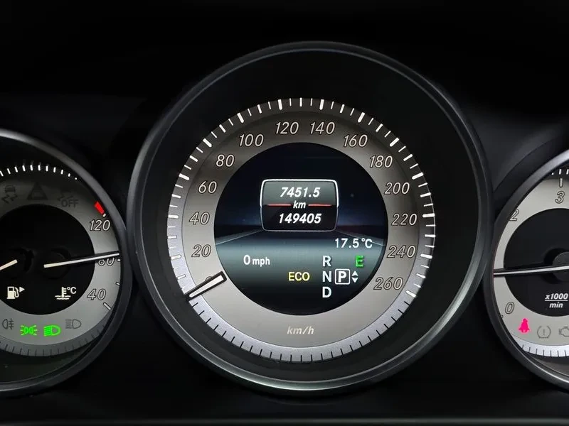 Mercedes-Benz E 200, снимка 8 - Автомобили и джипове - 52663745