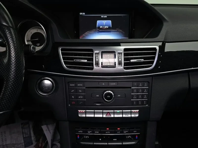 Mercedes-Benz E 200, снимка 14 - Автомобили и джипове - 52663745