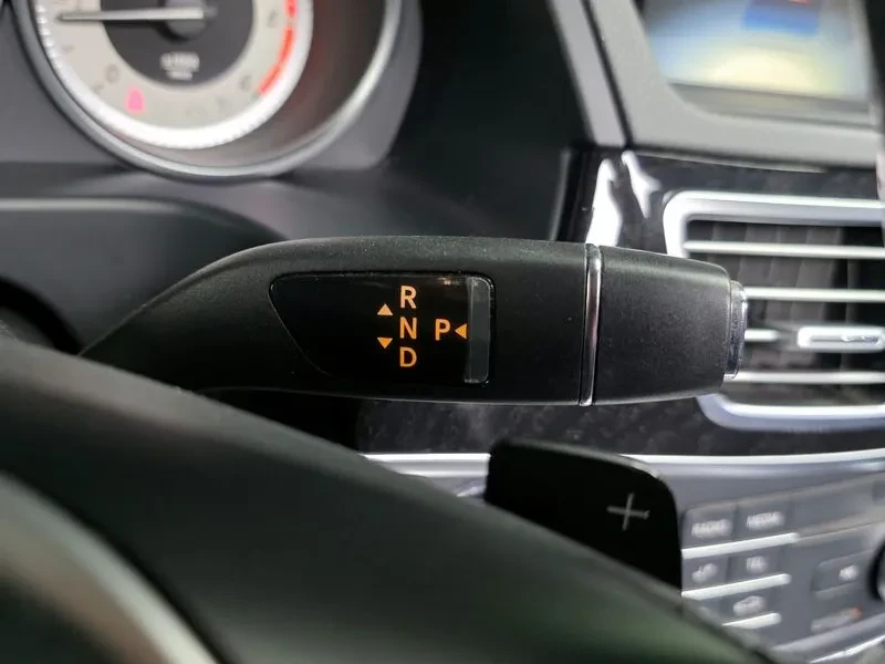 Mercedes-Benz E 200, снимка 9 - Автомобили и джипове - 52663745