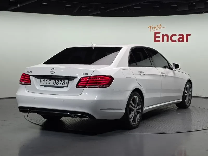 Mercedes-Benz E 200, снимка 2 - Автомобили и джипове - 52663745