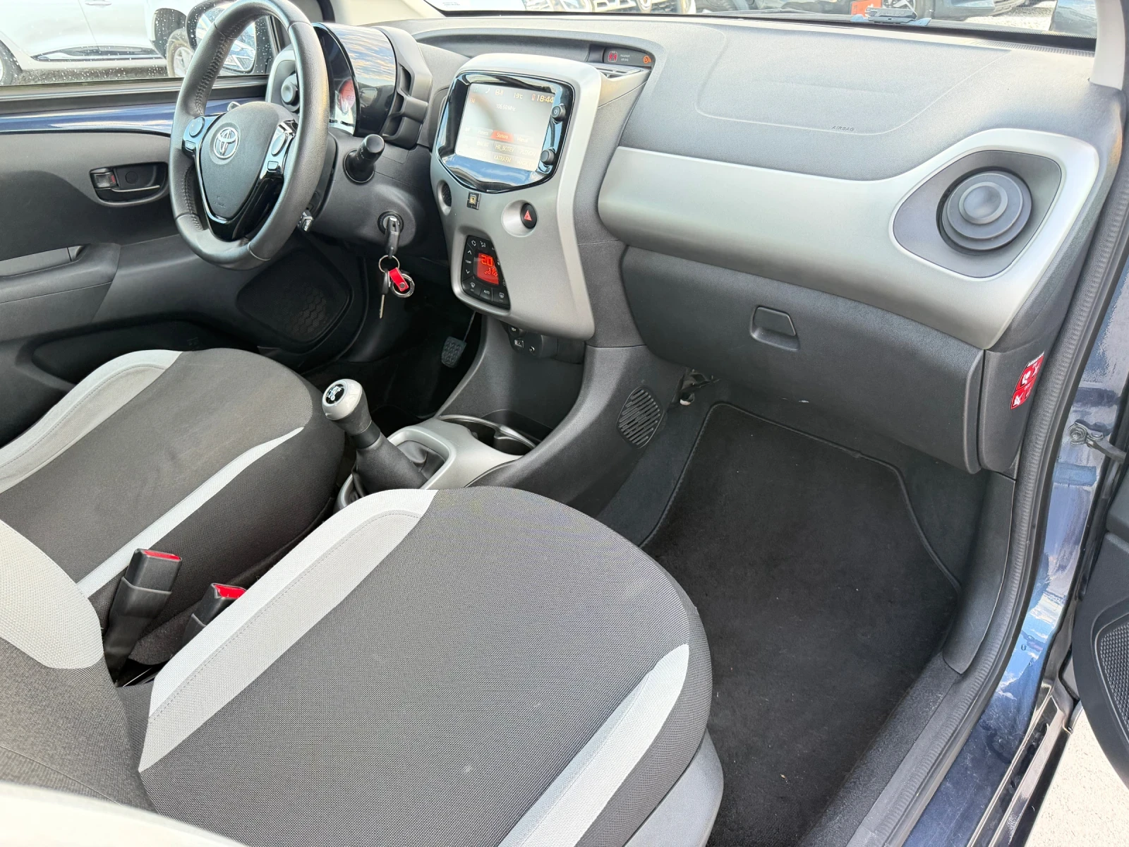 Toyota Aygo Камера, автопилот, климатроник, Италия, снимка 9 - Автомобили и джипове - 54460714