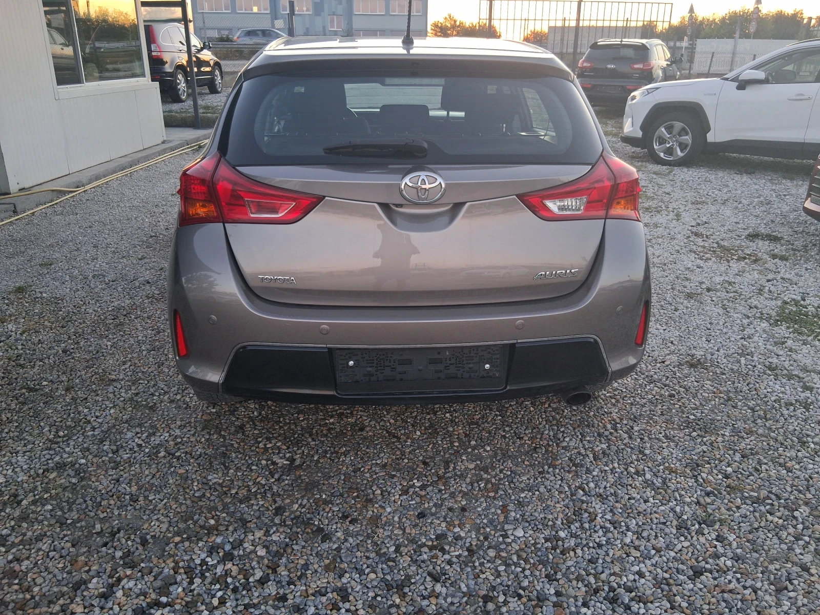 Toyota Auris 1.6 бензин , снимка 6 - Автомобили и джипове - 56077968
