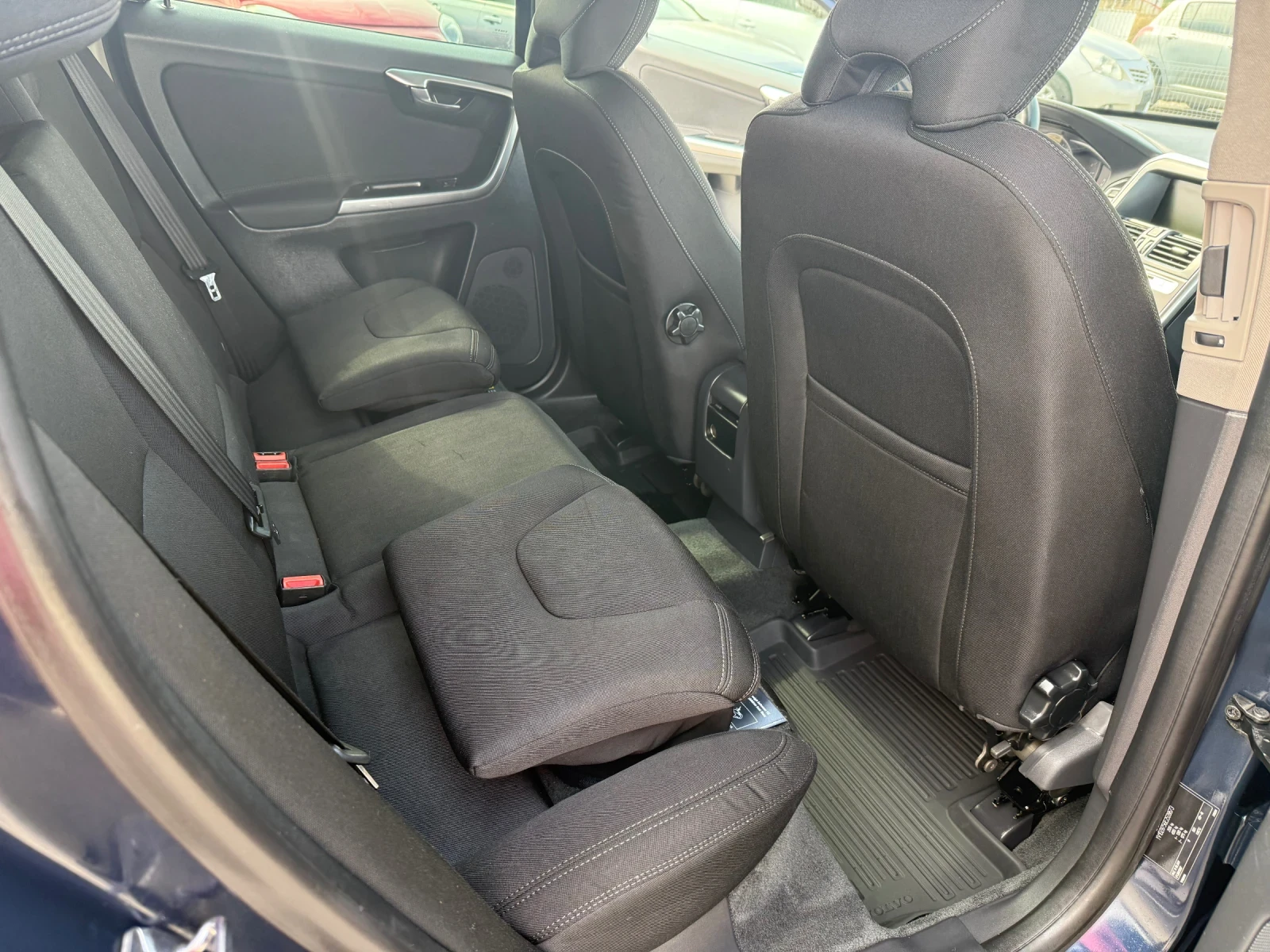Volvo XC60 2.4D 4x4 CH Navi Automat - изображение 10