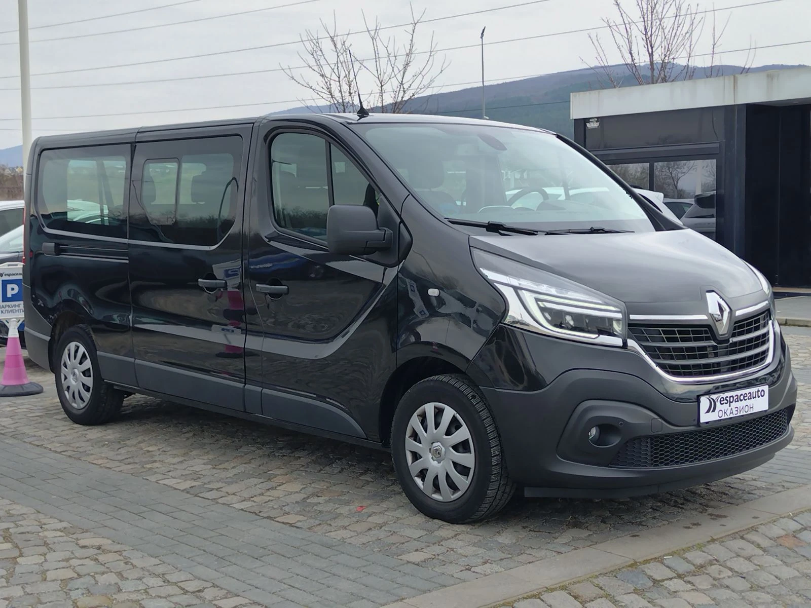 Renault Trafic 2.0dCi/145К.с. L2H1 АВТОМАТИК, снимка 3 - Бусове и автобуси - 54113829