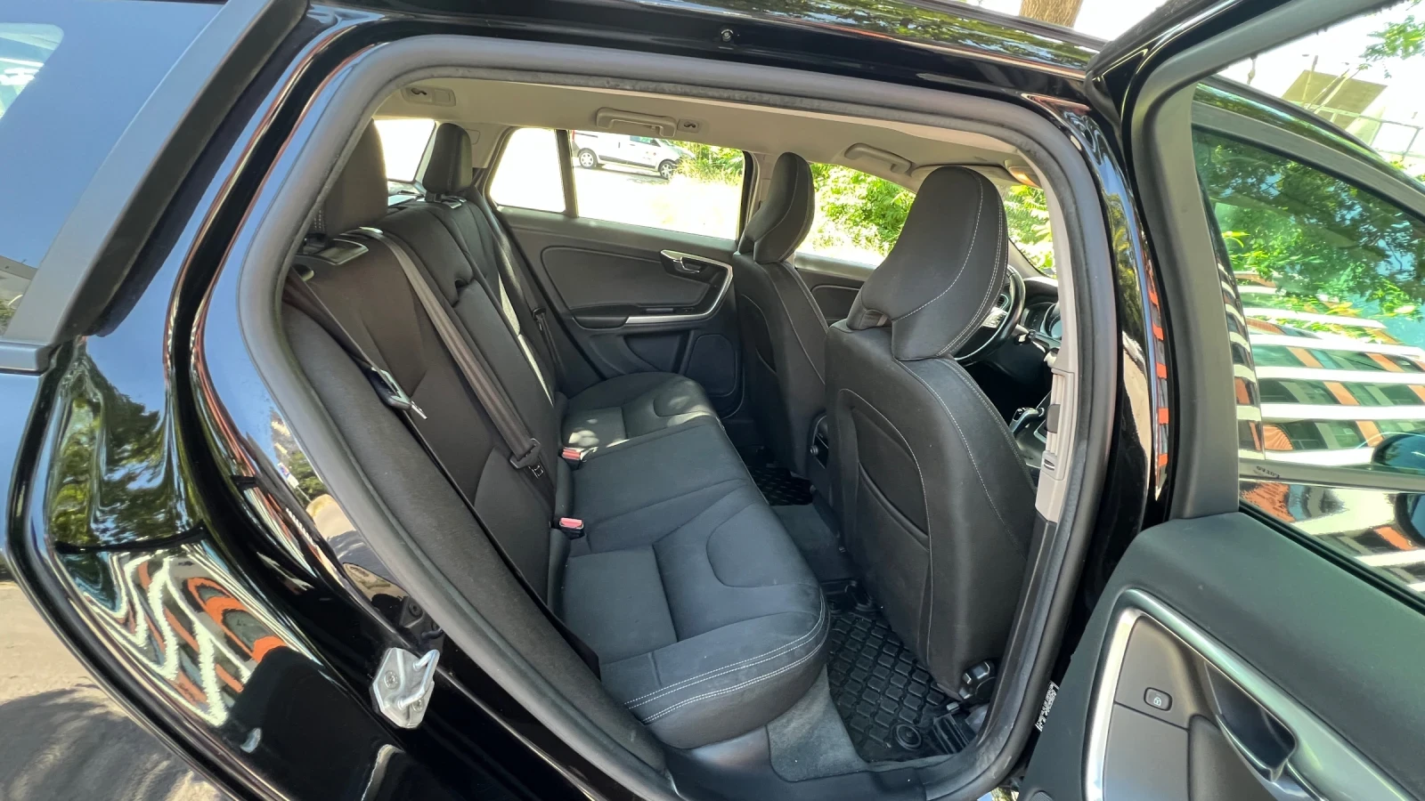 Volvo V60 2.0 Diesel D3 150kc - изображение 8