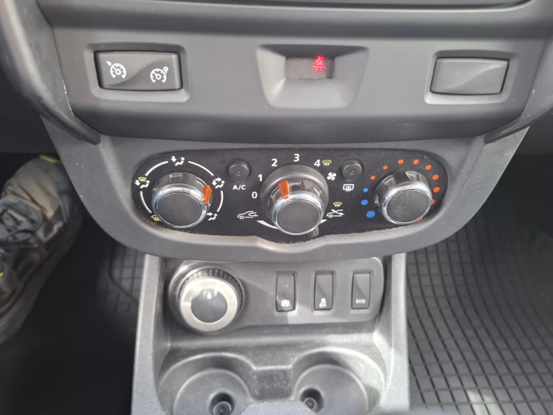Dacia Duster 1.5 dCI 4x4, снимка 14 - Автомобили и джипове - 52704749
