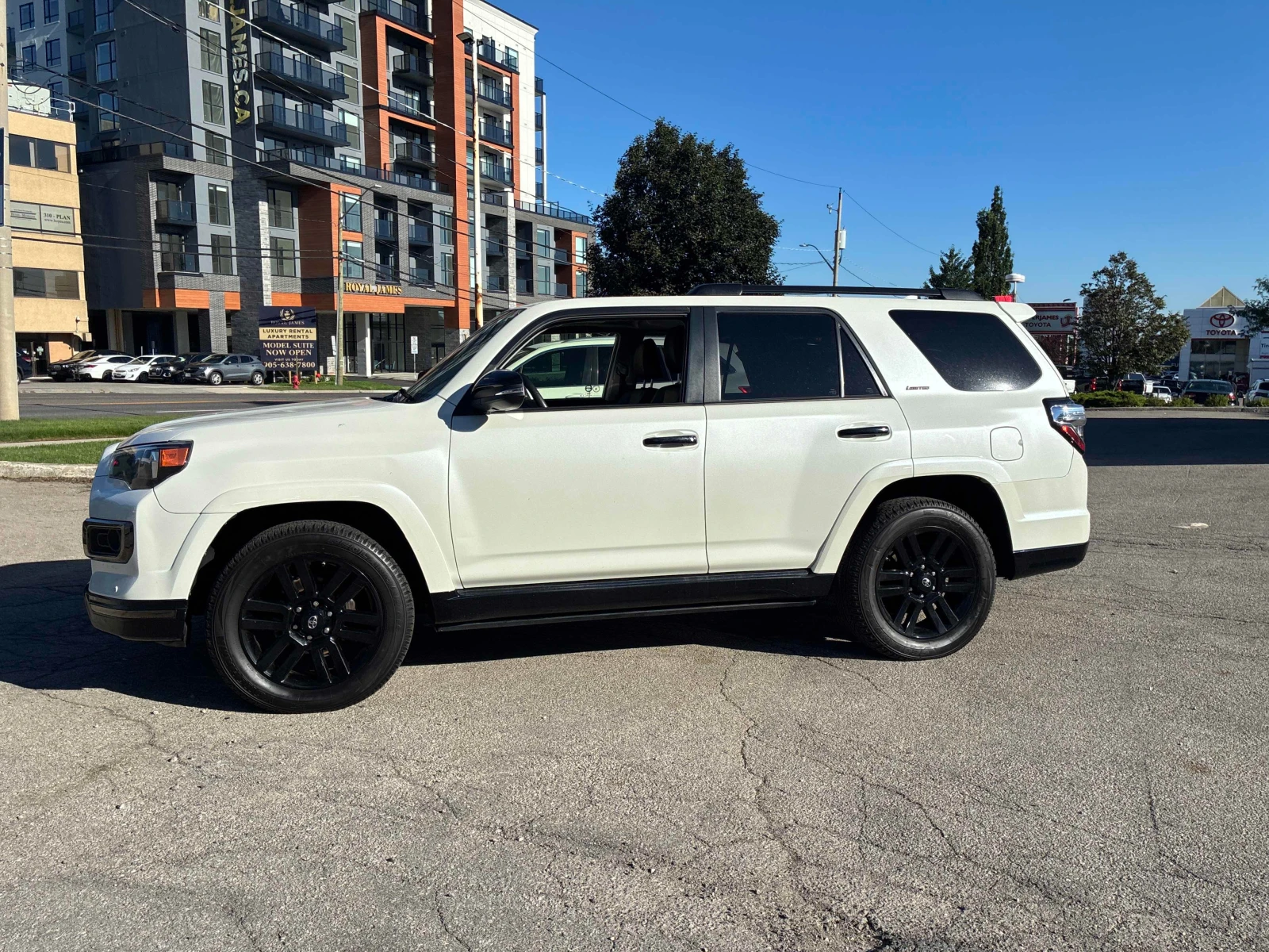 Toyota 4runner 4WD | CARFAX | АВТОФИНАНСИРАНЕ, снимка 3 - Автомобили и джипове - 56045979