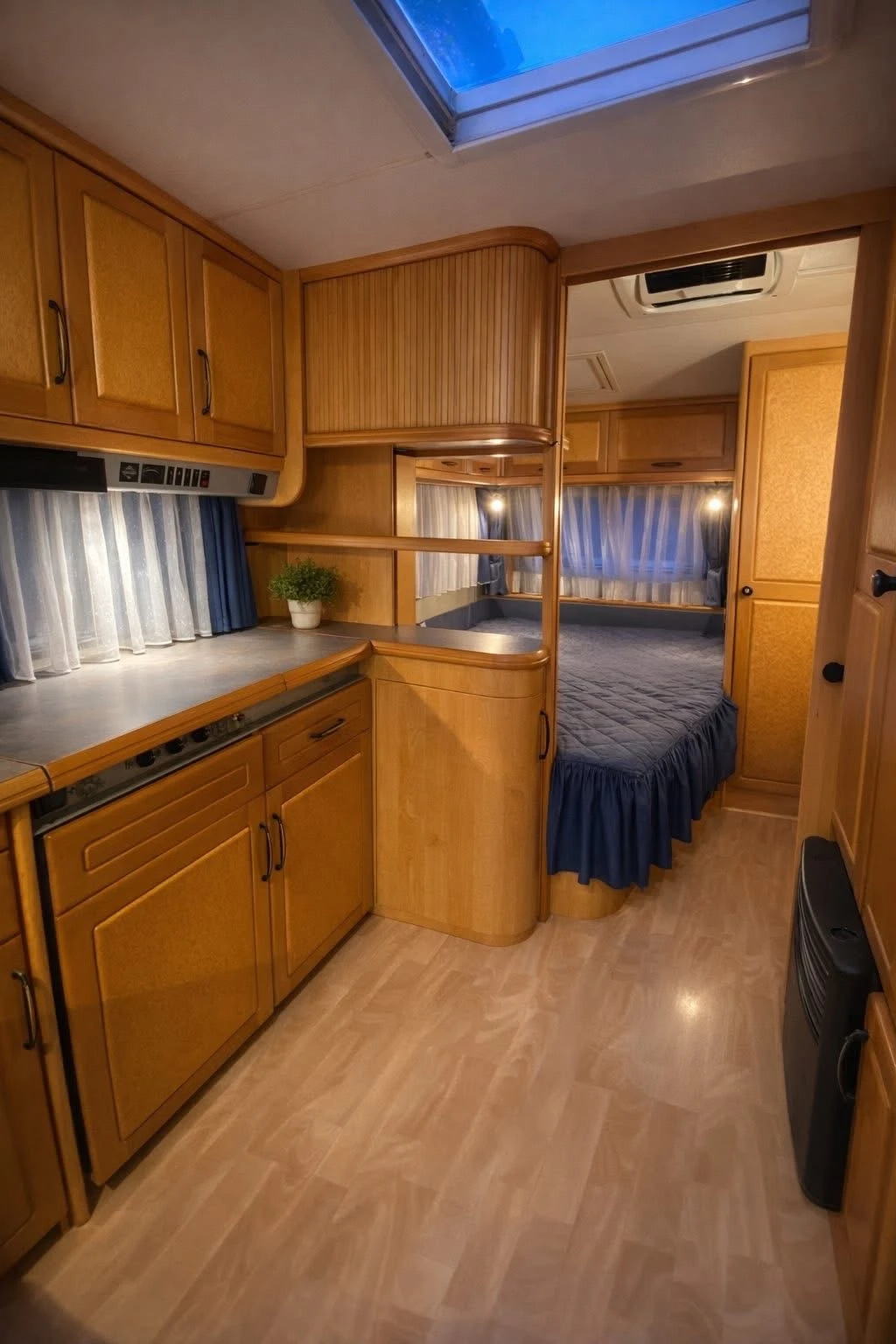 Каравана Hobby Exclusive, снимка 2 - Каравани и кемпери - 53707306